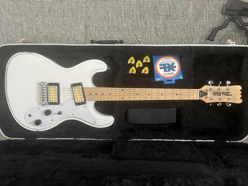 Univox Hi-Flier Phase IV by Eastwood met case en candy, Muziek en Instrumenten, Snaarinstrumenten | Gitaren | Elektrisch, Nieuw