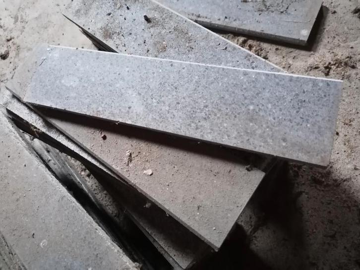 Grijze langwerpige tegels met terrazzo-/marmerlook, Doe-het-zelf en Bouw, Vloerdelen en Plavuizen, Ophalen