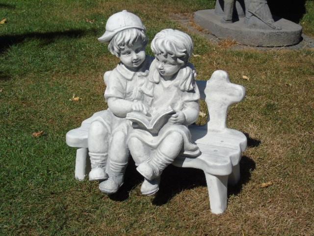 Standbeeld van twee zittende kinderen in steen, Tuin en Terras, Tuinbeelden, Nieuw, Overige typen, Steen, Ophalen