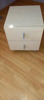 Nachttafel op wielen fineerhout, Ophalen, Zo goed als nieuw