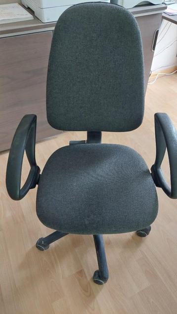 Fauteuil de bureau avec multiples réglages