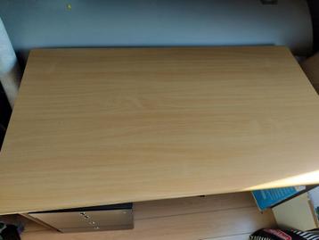 houten bureau beschikbaar voor biedingen