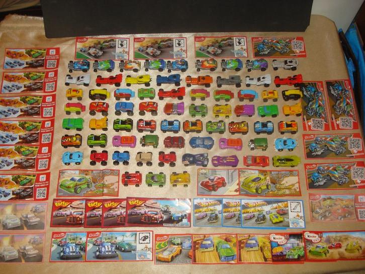 KINDER Lot 2 de Séries de Voitures Diverses 2000's Ferrero, Verzamelen, Verrassingseieren, Zo goed als nieuw, Overige typen, Ophalen of Verzenden