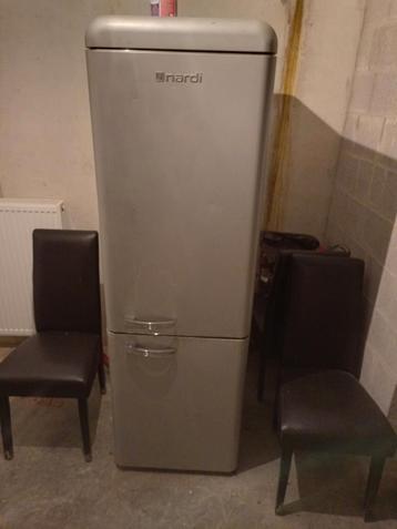 Un réfrigérateur avec un congélateur en bas