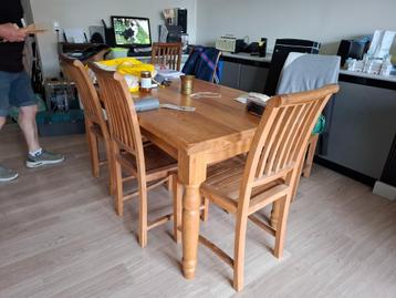 Mooie houten tafel beschikbaar voor biedingen