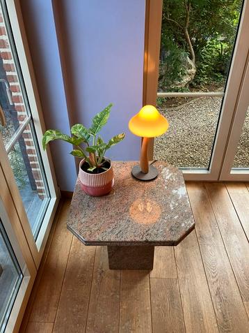 Vintage stenen (graniet) bijzettafel beschikbaar voor biedingen