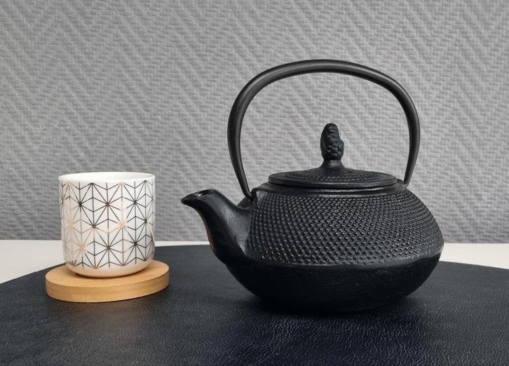 Superbe théière japonaise en fonte noire, Maison & Meubles, Cuisine | Vaisselle, Enlèvement
