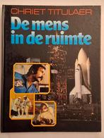 Boek De mens in de ruimte door Chriet Titulaer, Enlèvement ou Envoi, Comme neuf, Autres sciences
