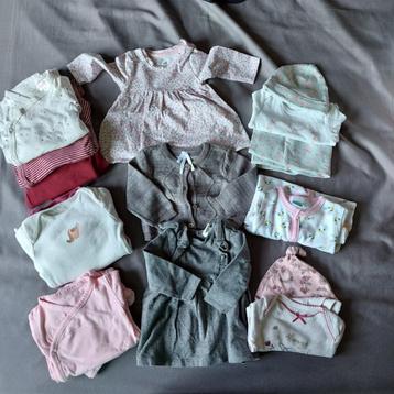 Lot de 19 pièces pour petite fille (taille 56) disponible aux enchères