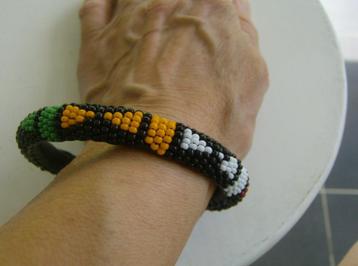 Handgemaakte uniseks armband met Afrikaanse kralen beschikbaar voor biedingen