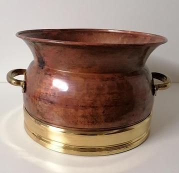 Bloempot in geel en rood koper met handvatten. beschikbaar voor biedingen