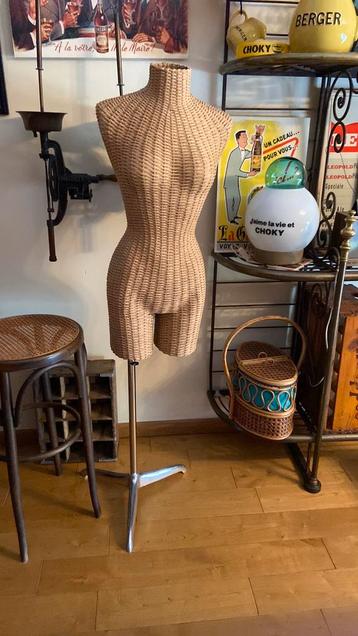 Mannequin vintage beschikbaar voor biedingen