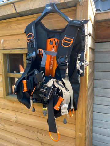 Apeks Exotec Medium/Large beschikbaar voor biedingen