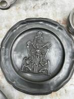 Beeldt de kruisiging van Jezus en twee engelen af, Antiek en Kunst, Antiek | Tin, Ophalen of Verzenden