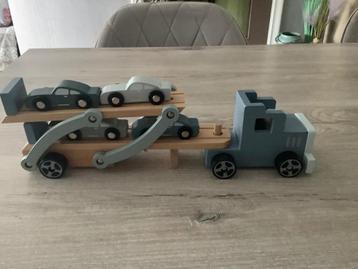 Houten speelgoed vrachtwagen met auto's (10x36 cm) beschikbaar voor biedingen