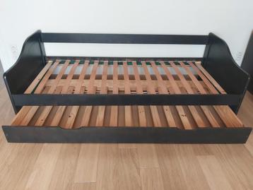 Één persoonsbed met tweede bedlade.  beschikbaar voor biedingen
