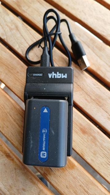 Sony NP-FM30 videocamerabatterij met USB-oplader beschikbaar voor biedingen