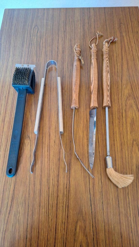 BBQ set van grijptang, mes, borstel, vork met staal borstel, Tuin en Terras, Barbecue-accessoires, Zo goed als nieuw, Ophalen of Verzenden