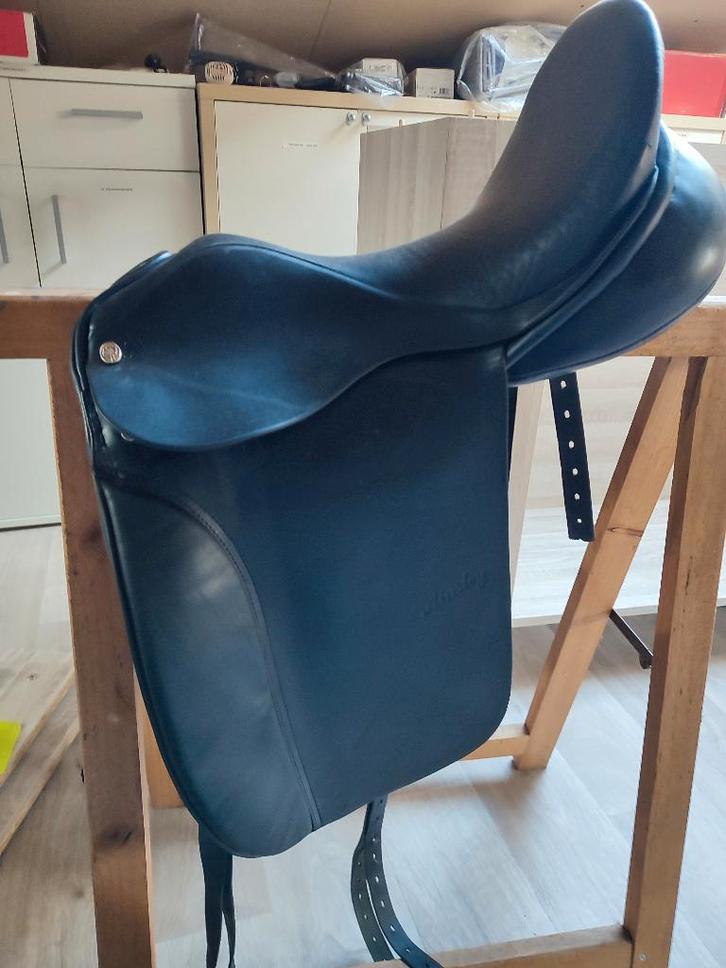 Dressage Ainsley Vanguard, 17,5 pouces, arbre taille 2, Animaux & Accessoires, Chevaux & Poneys | Selles, Utilisé, Dressage, Enlèvement ou Envoi