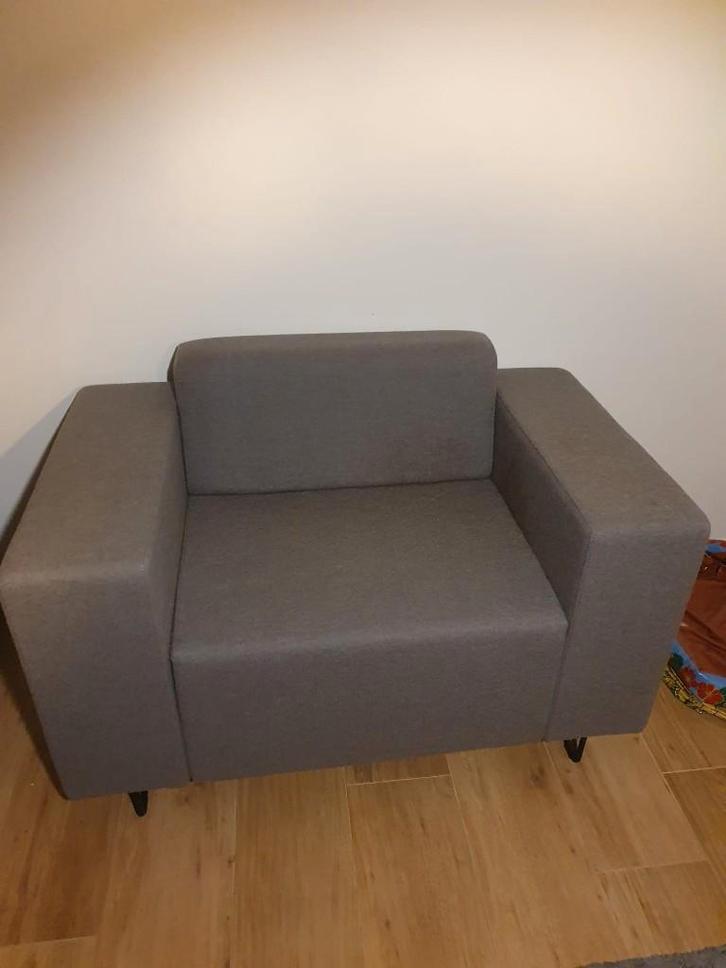 Twee moderne grijze zetels eenzit, Huis en Inrichting, Zetels | Zetels, Zo goed als nieuw, Rechte bank, Eenpersoons, Minder dan 150 cm