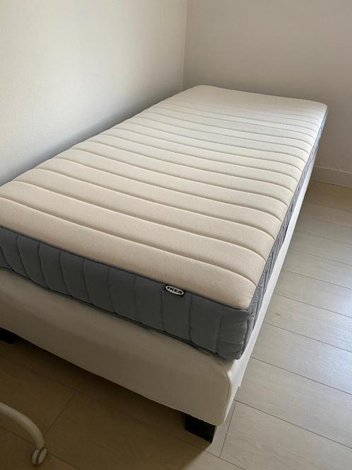 bed + matras, Huis en Inrichting, Slaapkamer | Bedden, Zo goed als nieuw, Eenpersoons, 90 cm, 200 cm, Stof, Crème, Ophalen