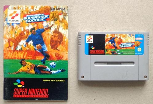 International Superstar Soccer Deluxe Super Nintendo +boekje, Consoles de jeu & Jeux vidéo, Jeux | Nintendo Super NES, Utilisé