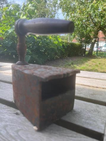Oud strijkijzer beschikbaar voor biedingen