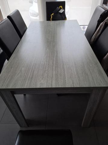 Eetkamer tafel in een goede staat klein beschadiging  beschikbaar voor biedingen