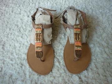 Teensandalen met Pareltjes beschikbaar voor biedingen