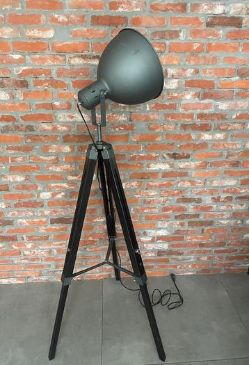 Industriële tripot vloerlamp beschikbaar voor biedingen