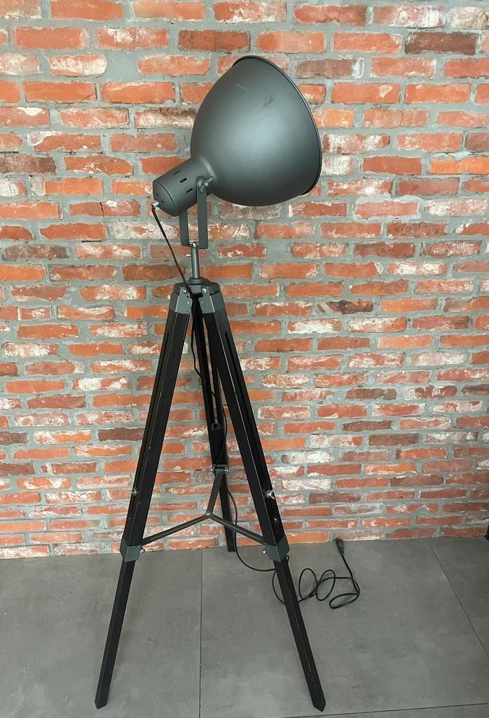 Industriële tripot vloerlamp, Huis en Inrichting, Lampen | Vloerlampen, Zo goed als nieuw, Hout, Ophalen