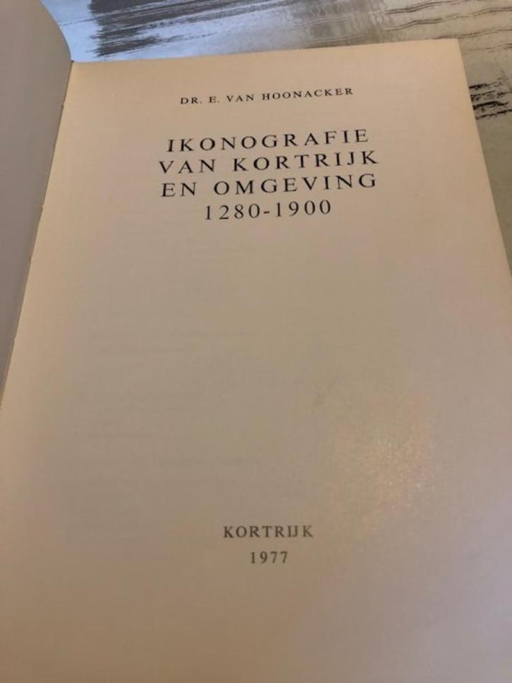 Ikonografie van Kortrijk en omgeving - J. Van Hoonacker, Livres, Histoire & Politique, Comme neuf, 15e et 16e siècles, Enlèvement ou Envoi