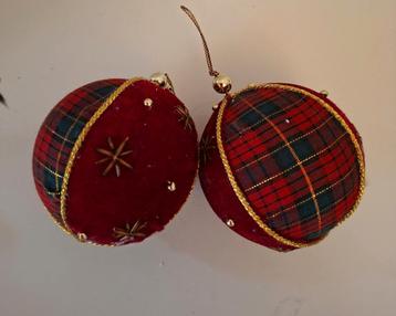 Kerst : 2 bordeaux - groen kerstballen in stof  beschikbaar voor biedingen
