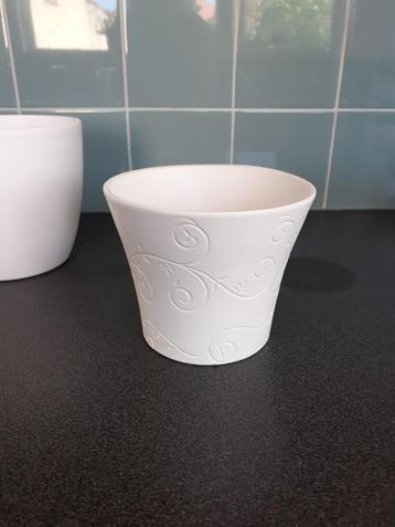 Mat witte cache pot met tekening in beschikbaar voor biedingen