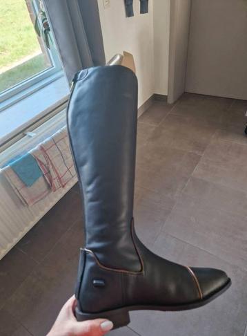 Rijlaarzen beschikbaar voor biedingen