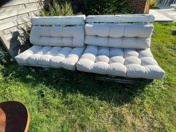 loungebank met palletkussens beschikbaar voor biedingen