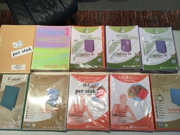10 nieuwe pakken met mappen aan 20 euro per pak beschikbaar voor biedingen