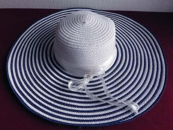 Strohoed of Zonnehoed met Brede Rand. beschikbaar voor biedingen