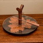 Houten gesculpteerd kaasbord, Ophalen