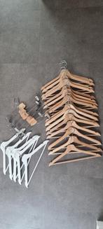 Lot de 26 cintres bois, Kleding | Dames, Kledinghangers, Ophalen, Zo goed als nieuw, Hout