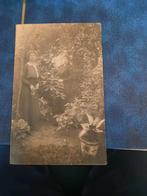 zeer oude foto 2 dames in tuin, Gebruikt, Foto, Ophalen of Verzenden, Voor 1940