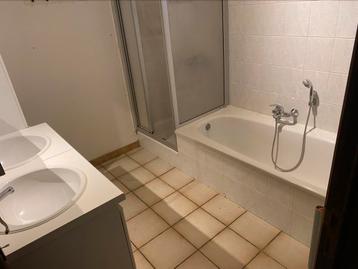 Badkamer met dubbele wastafel en bad beschikbaar voor biedingen