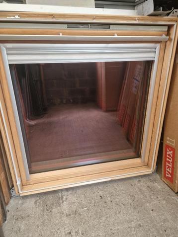 velux 114x118 + store (posé 6 mois) + raccord + option pose beschikbaar voor biedingen