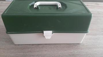 Kleine handige viskoffer boordevol materiaal beschikbaar voor biedingen