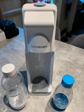 Sodastream met co2 fles en 2 drinkflessen beschikbaar voor biedingen