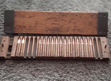 Antieke vintage sigarenpers.  beschikbaar voor biedingen