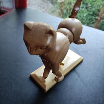 Kat of katachtige in hout beschikbaar voor biedingen