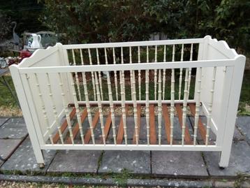 Wit houten babybedje op wielen + boxspring beschikbaar voor biedingen