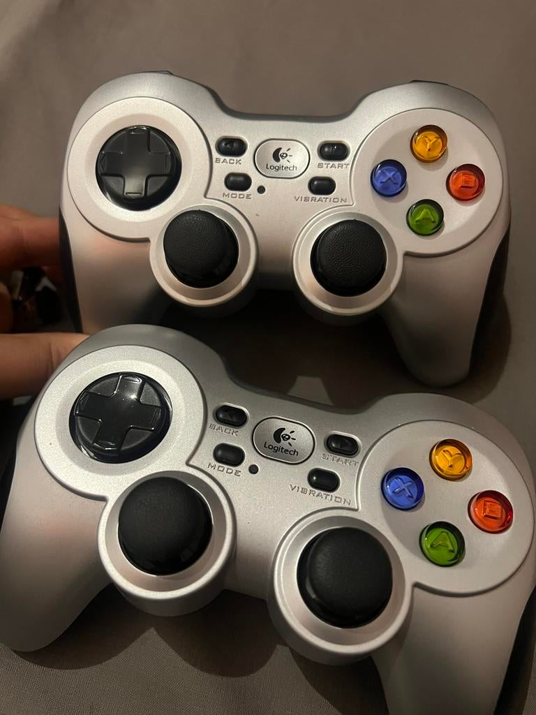 Logitech Dual Action Gamecontroller (2 stuks), Games en Spelcomputers, Spelcomputers | Xbox | Accessoires, Zo goed als nieuw, Ophalen
