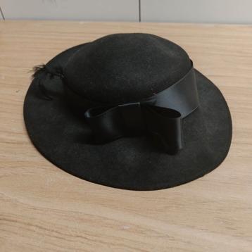 Elegante Vintage Dameshoed – Zwart met Satijnen Strik & Veer beschikbaar voor biedingen